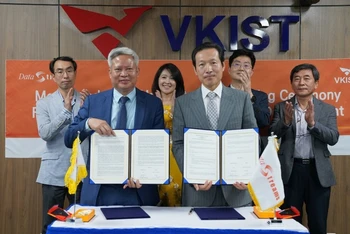 Đại diện VKIST và DataStreams ký kết biên bản hợp tác 
