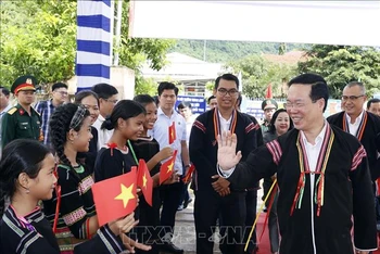 Chủ tịch nước Võ Văn Thưởng dự Ngày hội Đại đoàn kết toàn dân tộc tại Liên khu dân cư xã Suối Trai, huyện Sơn Hòa, tỉnh Phú Yên. (Ảnh: TTXVN)