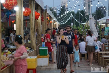 Khách du lịch quốc tế trải nghiệm Lễ hội ẩm thực Việt Nam - Quốc tế năm 2023. (Ảnh: ANH ĐÀO)