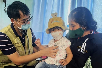 Bác sĩ Cù Nhật Quý thuộc Liên chi hội Tim mạch nhi và Tim bẩm sinh Thành phố Hồ Chí Minh đang khám cho các cháu ở xã Suối Bạc, huyện Sơn Hòa, tỉnh Phú Yên.
