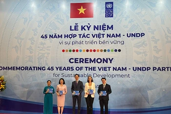Trưởng đại diện thường trú UNDP tại Việt Nam trao Sách ảnh 45 năm quan hệ đối tác Việt Nam – UNDP vì Phát triển bền vững cho đại diện lãnh đạo các bộ, ngành.