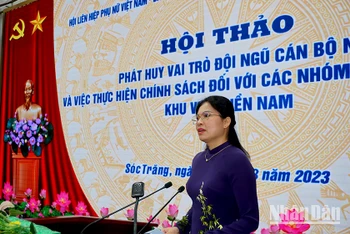 Đồng chí Hà Thị Nga, Ủy viên Trung ương Đảng, Chủ tịch Hội Liên hiệp Phụ nữ Việt Nam phát biểu khai mạc hội thảo.