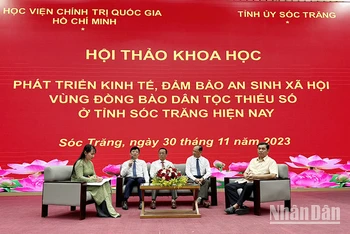 Thảo luận bàn tròn tại hội thảo.