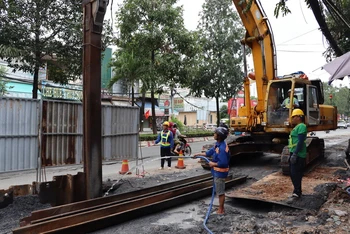 Thi công hạng mục đường cống bê-tông dự án chống ngập đường Đồng Khởi.
