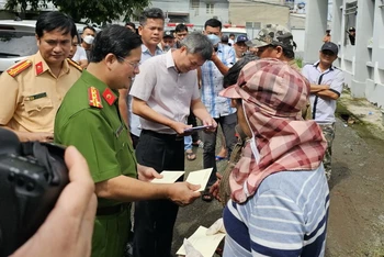 Lãnh đạo Ban An toàn giao thông tỉnh Đồng Nai và Công an tỉnh Đồng Nai hỗ trợ gia đình các nạn nhân vụ tai nạn.