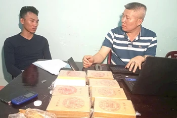 Đối tượng Nguyễn Duy Phương (áo đen) cùng số ma túy.
