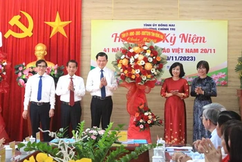 Bí thư Tỉnh ủy Đồng Nai Nguyễn Hồng Lĩnh trao tặng lẵng hoa chúc mừng Trường Chính trị tỉnh nhân kỷ niệm 41 năm Ngày Nhà giáo Việt Nam.