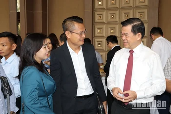 Bí thư Tỉnh ủy Đồng Nai Nguyễn Hồng Lĩnh (bên phải) trao đổi với doanh nghiệp. 