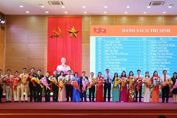 Lãnh đạo tỉnh Quảng Bình tặng hoa cho các thí sinh tham gia Hội thi Bí thư chi bộ giỏi cấp tỉnh năm 2023.
