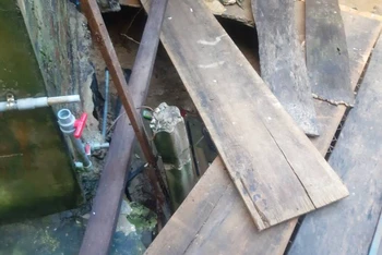 Giếng nước sụp lún gây nên cái chết đau lòng của 2 vợ chồng ở xã Vạn Ninh, huyện Quảng Ninh được gia đình che chắn tạm.