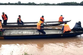 Lực lượng chức năng của tỉnh Quảng Bình tìm kiếm người mất tích trên sông Long Đại.