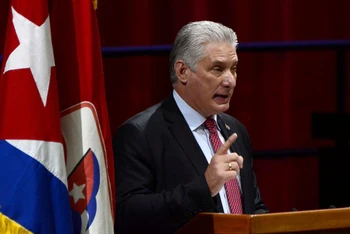 Chủ tịch Cuba Miguel Diaz-Canel tuyên bố từ 6 giờ đến 24 giờ ngày 11/7 (giờ địa phương), các tòa nhà công cộng và đơn vị quân sự ở Cuba sẽ treo cờ rủ để tưởng nhớ cựu Thủ tướng Abe Shinzo. (Ảnh tư liệu: ACN/REUTERS)