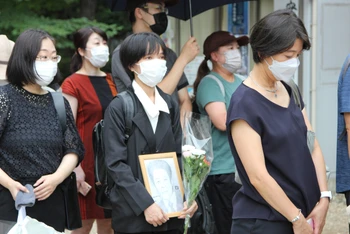 Người dân Nhật Bản bày tỏ lòng thành kính với cố Thủ tướng Abe Shinzo. (Ảnh: TTXVN) 