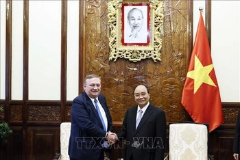 Chủ tịch nước Nguyễn Xuân Phúc tiếp ông Ory Csaba, Đại sứ Đặc mệnh toàn quyền Hungary tại Việt Nam chào từ biệt kết thúc nhiệm kỳ công tác tại Việt Nam. (Ảnh: TTXVN)