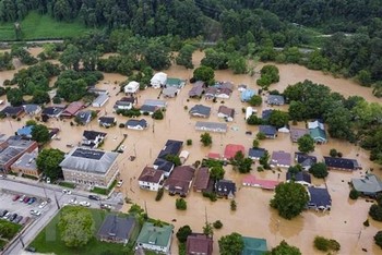 Nhà cửa ngõ bị nước lũ nhấn chìm bên trên Jackson, bang Kentucky, Mỹ, ngày 28/7/2022. (Ảnh: AFP/TTXVN)