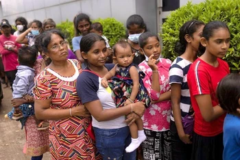 Người dân xếp hàng chờ nhận thức ăn tại 1 bếp ăn cộng đồng ở Colombo, Sri Lanka, ngày 25/7/2022. (Ảnh: Reuters)