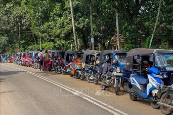 Các phương tiện xếp hàng chờ bơm xăng tại Pugoda, Sri Lanka, ngày 23/6/2022. (Ảnh: AFP/TTXVN)