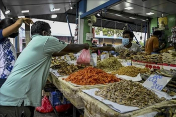 Người dân mua hàng tại một khu chợ ở Colombo, Sri Lanka. (Ảnh: AFP/TTXVN)