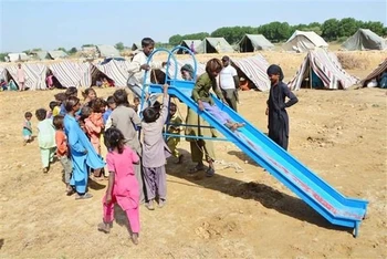Trẻ em chơi tại các khu lều trại tạm dành cho người dân bị ảnh hưởng bởi lũ lụt ở Hyderabad, Pakistan, ngày 24/9/2022. (Ảnh: THX/TTXVN) 