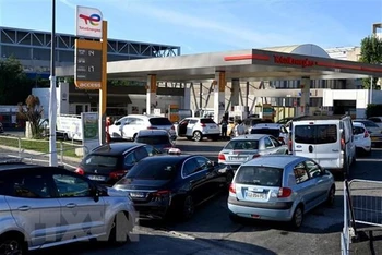 Hàng dài phương tiện chờ mua xăng tại 1 trạm xăng của TotalEnergies ở Marseille, Pháp ngày 6/10/2022. Ảnh: AFP/TTXVN