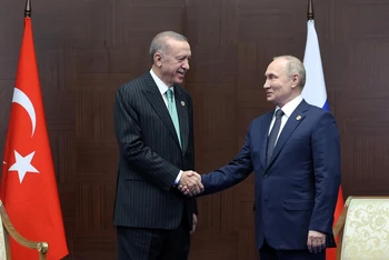 Tổng thống Thổ Nhĩ Kỳ Tayyip Erdogan (trái) gặp Tổng thống Nga Vladimir Putin tại Kazakhstan ngày 13/10/2022. (Ảnh: REUTERS)