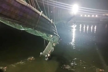 Cây cầu treo bị sập ở bang Gujarat, miền tây Ấn Độ, khiến ít nhất 35 người thiệt mạng. (Ảnh: PTI)