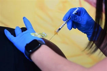 Nhân viên y tế tiêm vaccine phòng Covid-19 cho người dân tại Los Angeles, California, Mỹ. (Ảnh: AFP/TTXVN)