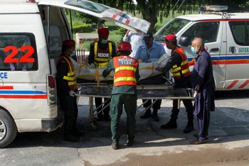 Nhân viên cứu hộ chuyển thi thể của 1 nạn nhân thiệt mạng trong 1 vụ tai nạn xe buýt ở Multan, Pakistan, ngày 16/8/2022. (Ảnh minh họa: Reuters)
