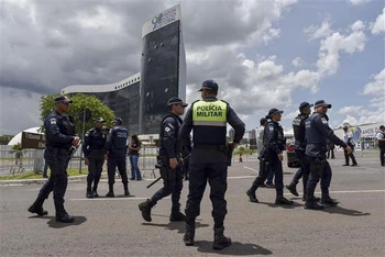 Cảnh sát tuần tra tại Brasilia, Brazil, ngày 12/12. (Ảnh: AFP/TTXVN)