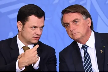 Cựu Bộ trưởng Tư pháp Brazil Anderson Torres (trái) và cựu Tổng thống Brazil Jair Bolsonaro. (Ảnh: AFP/Getty Images)