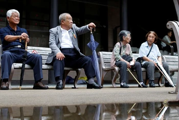 Việc nâng tuổi nghỉ hưu của công chức nhà nước là một phần trong các nỗ lực của Chính phủ Nhật Bản nhằm đối phó với tình trạng thiếu hụt lao động do dân số giảm. (Ảnh: Nikkei)