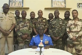 Đại tá Amadou Abdramane (ngồi), người phát ngôn của Hội đồng quốc gia bảo vệ Tổ quốc (CNSP) tại Niger, tuyên bố đảo chính trên truyền hình quốc gia ngày 26/7. (Ảnh: AFP/TTXVN)