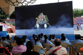 Người dân xem trực tiếp quá trình tàu vũ trụ Chandrayaan-3 hạ cánh xuống Mặt trăng tại khán phòng của Trung tâm Thành phố khoa học Gujarat ở Ahmedabad, Ấn Độ, ngày 23/8/2023. (Ảnh: Reuters)
