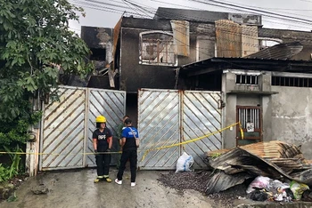 Hiện trường ngôi nhà bị cháy ở thành phố Quezon, Metro Manila, Philippines, ngày 31/8/2023. (Ảnh: Reuters) 