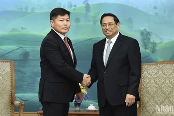Thủ tướng Phạm Minh Chính tiếp Bộ trưởng Tư pháp và Nội vụ Mông Cổ Khishee Nyambaatar. (Ảnh: TRẦN HẢI)
