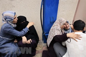 Khóc thương người thân thiệt mạng trong cuộc không kích của Israel tại trại tị nạn ở Jabalia, Dải Gaza. (Ảnh: AFP/TTXVN)