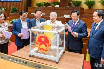 Lãnh đạo Đảng, Nhà nước bỏ phiếu kín đánh giá tín nhiệm 44 chức danh do Quốc hội bầu hoặc phê chuẩn. (Ảnh: DUY LINH)
