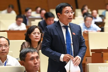 Bộ trưởng Giao thông vận tải Nguyễn Văn Thắng trả lời chất vấn. (Ảnh: DUY LINH) 