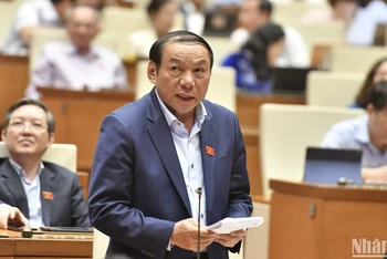 Bộ trưởng Văn hóa, Thể thao và Du lịch Nguyễn Văn Hùng trả lời chất vấn của đại biểu Quốc hội. (Ảnh: ĐĂNG KHOA) 