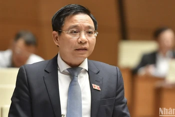 Bộ trưởng Giao thông vận tải Nguyễn Văn Thắng trả lời chất vấn của đại biểu Quốc hội. (Ảnh: ĐĂNG KHOA) 