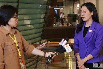 Đại biểu Hoàng Thị Thanh Thúy (Tây Ninh) trao đổi với báo chí bên hành lang Kỳ họp thứ 6, Quốc hội khóa XV. (Ảnh: TRUNG HƯNG) 
