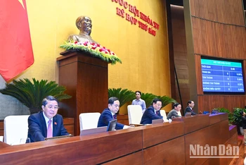 Chủ tịch Quốc hội Vương Đình Huệ và các Phó Chủ tịch Quốc hội biểu quyết thông qua Nghị quyết về giám sát chuyên đề “Việc triển khai thực hiện các Nghị quyết của Quốc hội về các Chương trình mục tiêu quốc gia về xây dựng nông thôn mới giai đoạn 2021-2025, giảm nghèo bền vững giai đoạn 2021-2025, phát triển kinh tế-xã hội vùng đồng bào dân tộc thiểu số và miền núi giai đoạn 2021-2030”. (Ảnh: DUY LINH) 