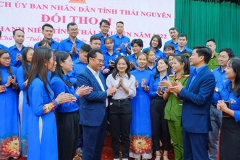 Chủ tịch Ủy ban nhân dân tỉnh Thái Nguyên đối thoại với thanh niên.
