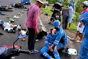 Hiện trường vụ xe ô-tô tông hàng loạt xe máy dừng đèn đỏ trên Quốc lộ 1A tại Bình Thuận ngày 2/9 vừa qua. 
