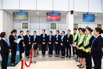 Các nhân viên phục vụ mặt đất họp trao đổi nhanh công tác chuẩn bị quầy làm thủ tục theo kế hoạch chuyến bay.