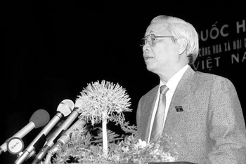 Thủ tướng Võ Văn Kiệt phát biểu trước Quốc hội sau khi được bầu làm Thủ tướng Chính phủ ngày 23/9/1992 (Ảnh: TTXVN)