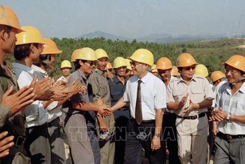 Thủ tướng Võ Văn Kiệt thăm cán bộ, công nhân Công ty Xây lắp điện 3 đang thi công tuyến đường dây 500kV Hà Tĩnh-Đắc Lây, tháng 5/1993. (Ảnh: Minh Đạo/TTXVN)