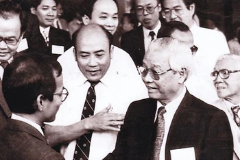 Thủ tướng Võ Văn Kiệt trao đổi thân mật với các trí thức Việt kiều. (Ảnh: Tư liệu gia đình)