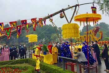Nghi lễ cúng dựng cây nêu đón Tết tại Hoàng thành Thăng Long.