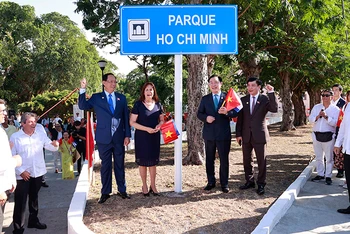 Chủ tịch Quốc hội Vương Đình Huệ và các bạn Cuba tại lễ đổi tên Công viên Hồ Chí Minh. (Ảnh: Doãn Tấn TTXVN)